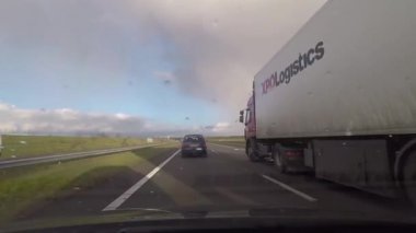 çevre yolu trafiği arabalar yağmurlu kamyon