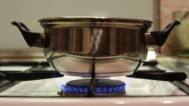 Gas fire stove ring casserole — Stock Video