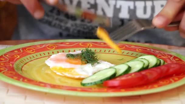 Омлет тарелки огурцы пищевая вилка — стоковое видео
