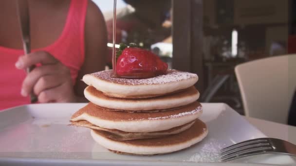 Panqueques miel fresa alimentos — Vídeos de Stock