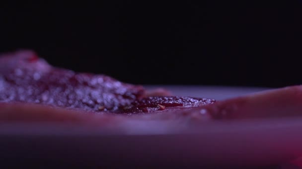 Γκροτέσκο κρέας ωμό καρύκευμα μπαχαρικών — Αρχείο Βίντεο