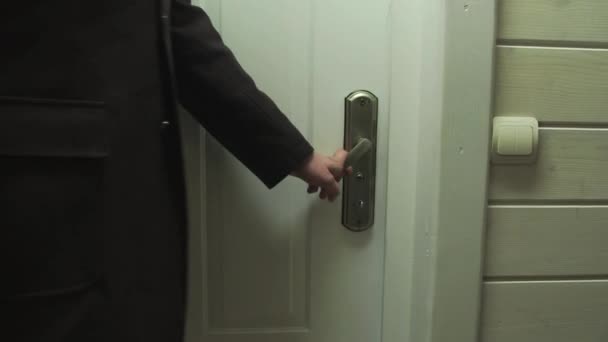 Выход наружных дверей с хромированным ключом — стоковое видео