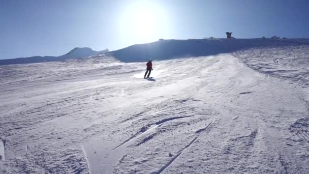 Esquiando freio poeira nuvem pista — Vídeo de Stock