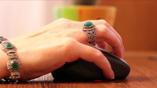Mouse computer hand ring — Stock Video