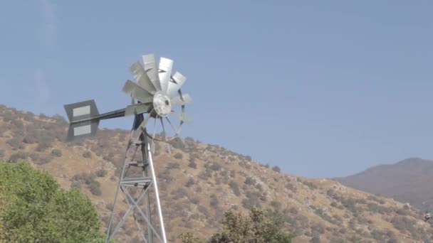 Molino de viento campo energía eólica — Vídeo de stock