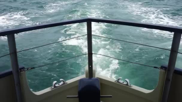 Лодка океан вода море голубое небо — стоковое видео