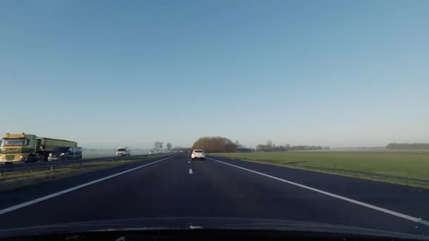 Motorvägen highway traffic bilar solen — Stockvideo