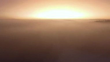 Yukarıdaki bulutlar gökyüzü güneşli yüksek