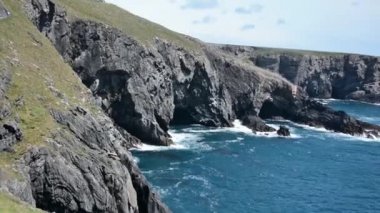 Sahil kayalıklarla salıncak