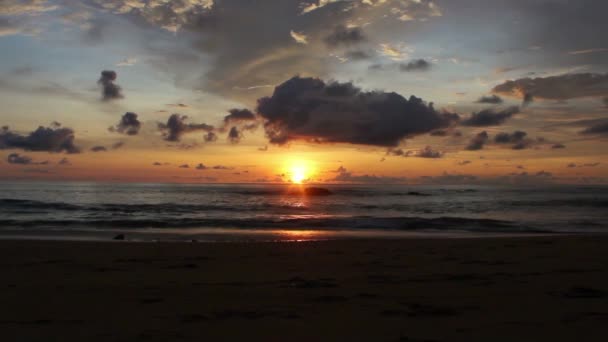 Пляж море океан захід сонця — стокове відео