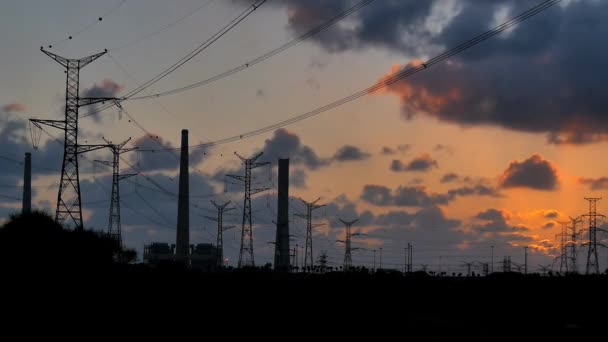 Elektrik telleri zaman atlamalı günbatımı — Stok video