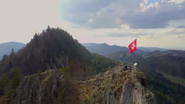 Mountain summit hiking flag — Stock Video