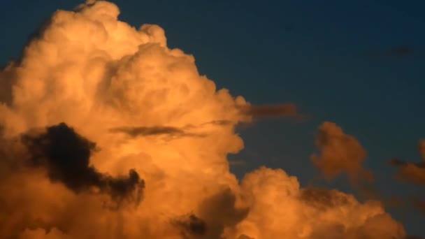 Nubes anaranjadas cielo puesta del sol — Vídeos de Stock