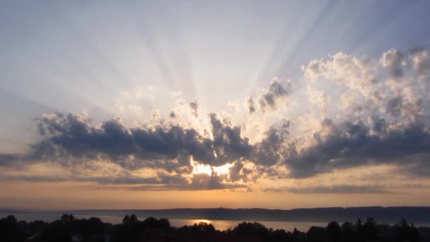 Sol nubes tiempo lapso luz lago — Vídeo de stock