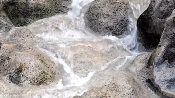 水石流畅的湿瀑布 — 图库视频影像