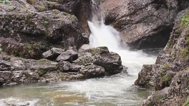 瀑布自然河峡谷巴赫 — 图库视频影像