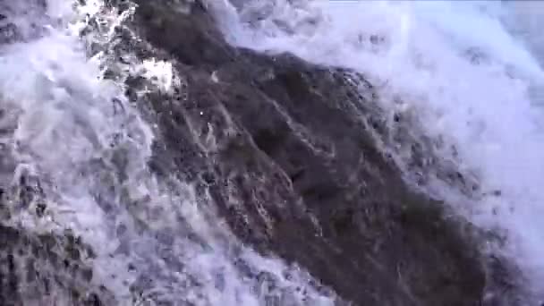 滝の水の液体の性質のビデオ — ストック動画