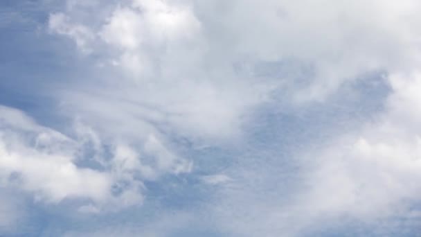 Witte wolken blauwe hemel zomer — Stockvideo