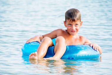 Mavi hayat halka ile mutlu küçük çocuk eğlence var
