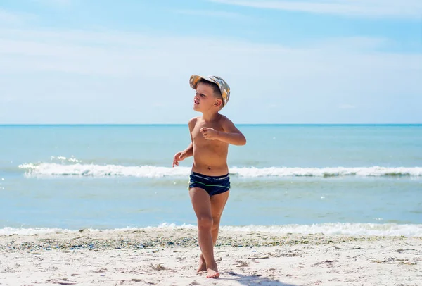 En pojke att ha kul på stranden. — Stockfoto