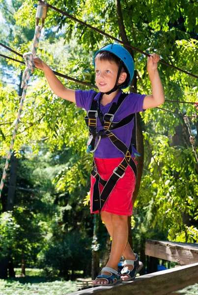 Vijf jaar jongen op touw-weg in bos — Stockfoto