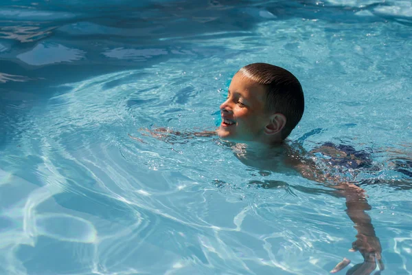 Chlapec rád, plavání v bazénu — Stock fotografie