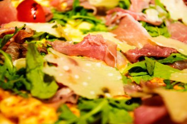 İtalyan prosciutto ve rucola pizza.