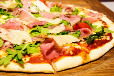 İtalyan prosciutto ve rucola pizza.