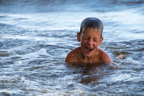 Mały chłopiec śmieszne gry w wodzie — Zdjęcie stockowe