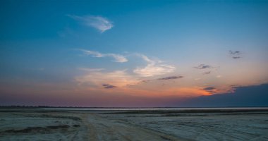 yol ve göl günbatımı Zamanı