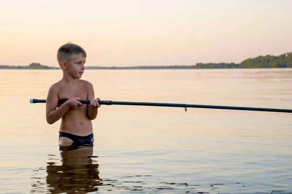 Niño pesca cintura profunda en el agua — Foto de Stock