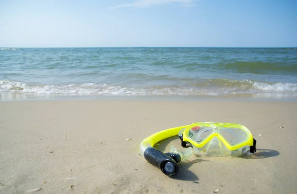 Diving mask and a snorkel on the sand of a beach — Stock Photo, Image