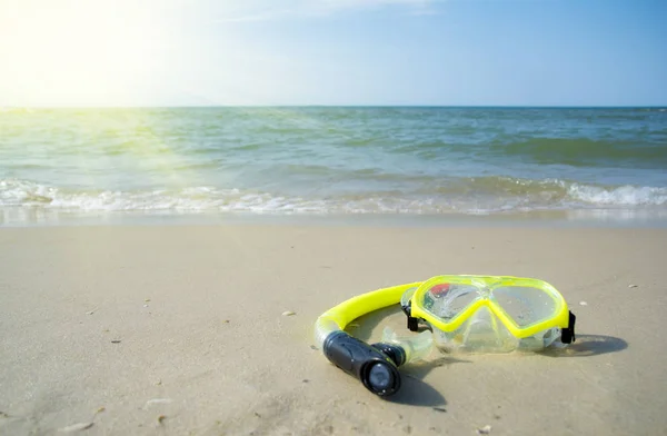 Máscara de buceo y un snorkel en la arena de una playa — Foto de Stock