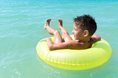 güzel çocuk çocuk şişme ringe mavi su yüzme