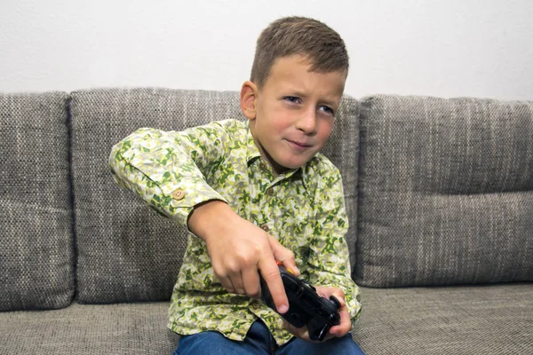 Lindo chico jugando videojuegos en casa — Foto de Stock