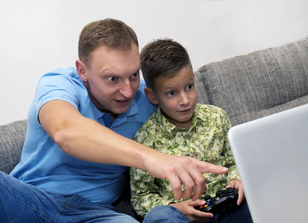 Padre e hijo pasando tiempo juntos y jugando al juego de ordenador . — Foto de Stock