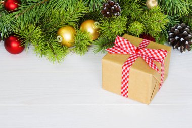 Hediye kutusu ve ahşap arka planda süslemeleri olan Noel ağacı