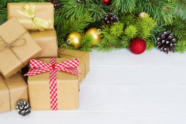 Noel hediye kutuları. Noel hediyesi hediye kutuları beyaz tahta masada. Kopya alanı.