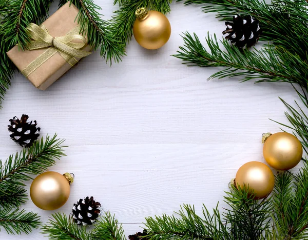 Çam ağacı, hediye kutusu, topları ile Noel dekorasyon