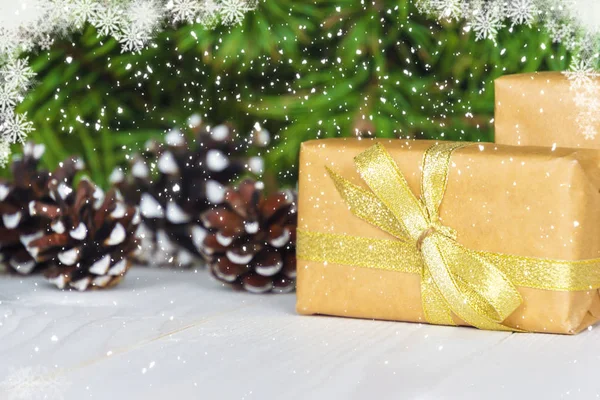 Coffrets cadeaux de Noël. Cadeau de Noël dans des coffrets cadeaux à table blanche en bois . — Photo