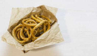 Simit susam Beyaz ahşap zemin üzerinde ahşap kutusunda ile.