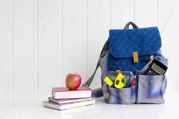 Πίσω στο σχολείο. Μήλο, σωρός από βιβλία και σακίδιο για το γραφείο στο σχολείο. — Φωτογραφία Αρχείου