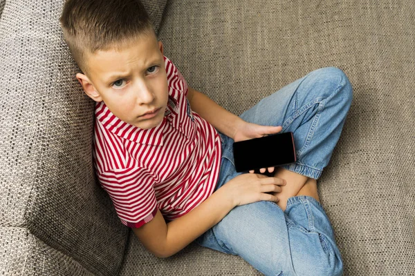 Mobile phone in boy hands with black blank touchscree — Stock Photo, Image