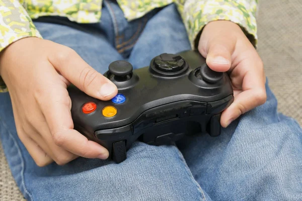 Manos sosteniendo un controlador de joystick mientras juegas a videojuegos — Foto de Stock