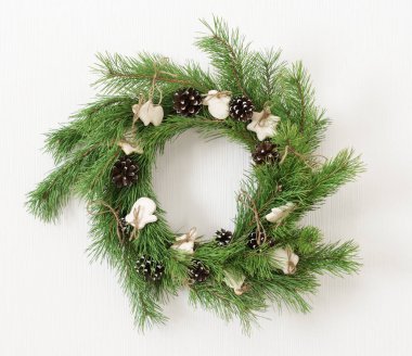 Festival el yapımı Noel çelenk çam kozalakları ile dekore edilmiş ve beyaz duvar sırlı Çerezler şeker, kış dekorasyonu tatil