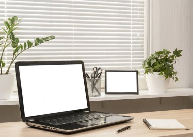 Modern çalışma alanı ile sahte kadar dizüstü bilgisayar masası, iş Resepsiyon alanı dosyaları, kitap, kalem, fotoğraf çerçevesi houseplant ve malzemeleri.
