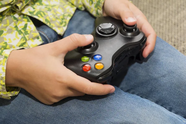 Ręce, trzymając kontroler Joystick grając w gry wideo — Zdjęcie stockowe