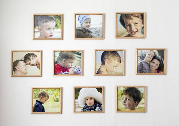 Beyaz duvar fotoğraf çerçeveleri içinde aile fotoğrafları ile. Çocuk Oda kavramı.