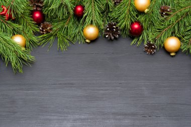 Noel dekorasyonu, çelenk çerçeve kavramı arka plan, siyah ahşap masa yüzeyi kopya alanı ile Üstten Görünüm.