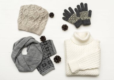 Şapka, eldiven, kazak, eşarp ile güzellik giysi düzenleme. düz yatıyordu, en iyi görünümü